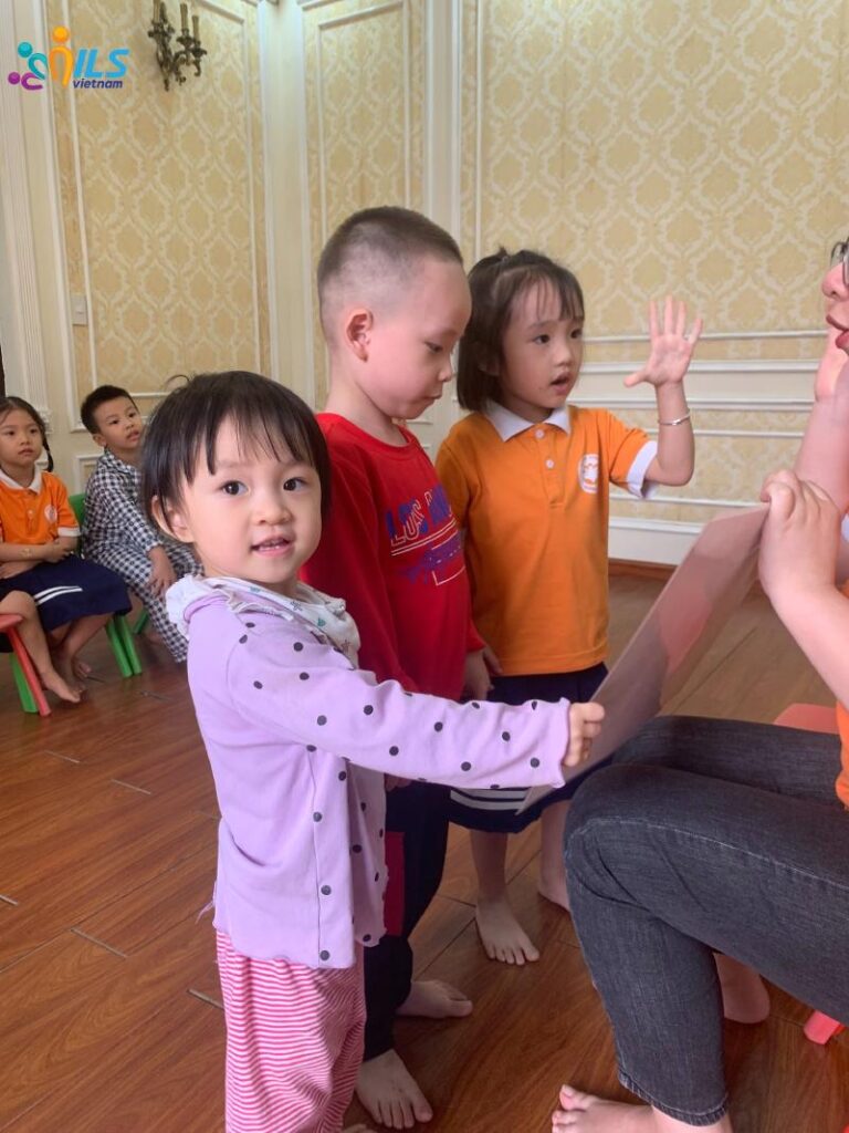 Luyện tập khả năng giao tiếp bằng cách dạy trẻ nói các câu đơn giản