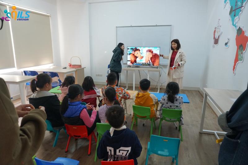 Luyện tập khả năng nghe Tiếng Anh và phản xạ của trẻ qua các video