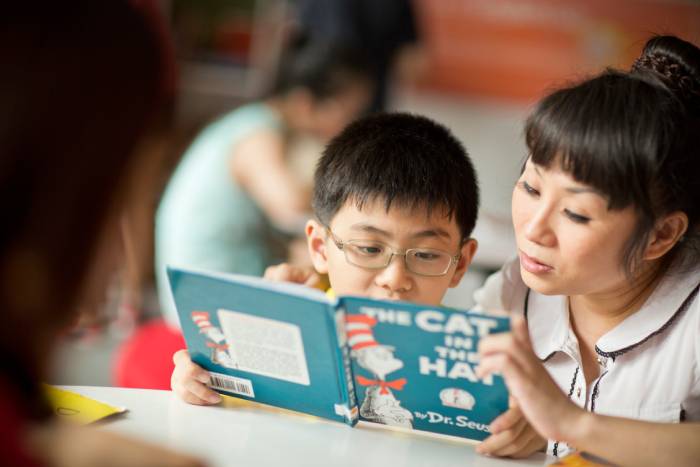 Khuyến khích bố mẹ cùng luyện tập và nói tiếng Anh cùng con